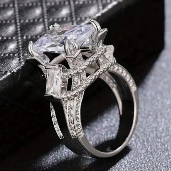 New! 4 Prong Square Cut Silver-Plated Zircon Ring - Picture 8 of 9